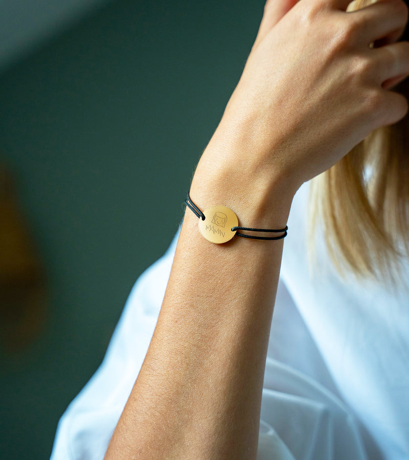 Bracelet médaille en 20mm, personnalisé avec deux trous en plaqué or, accompagné d'un cordon noir.