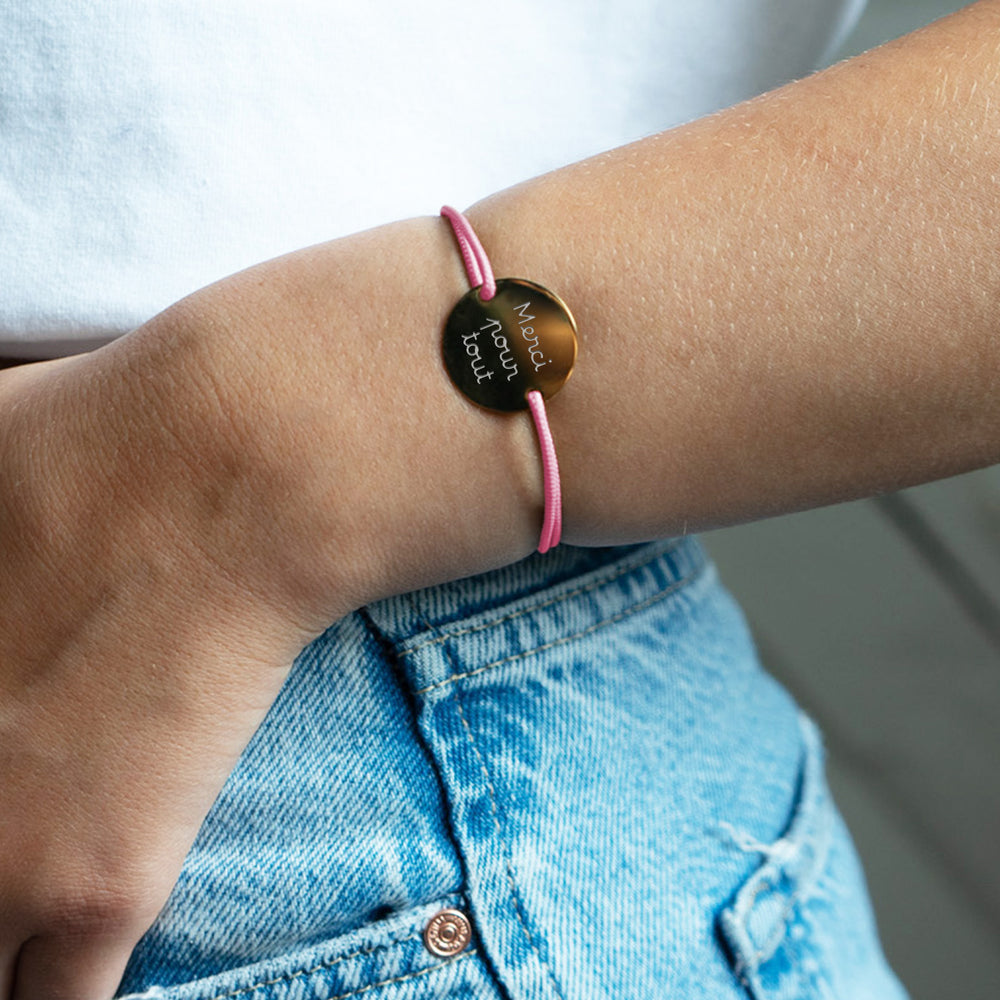 Bracelet médaille, personnalisé en 20mm, orné de deux trous en plaqué or et d'un cordon rose.