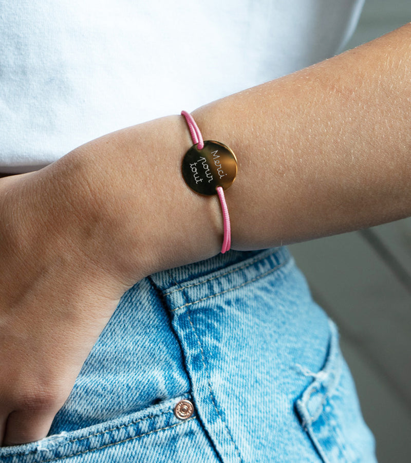 Bracelet médaille, personnalisé en 20mm, orné de deux trous en plaqué or et d'un cordon rose.