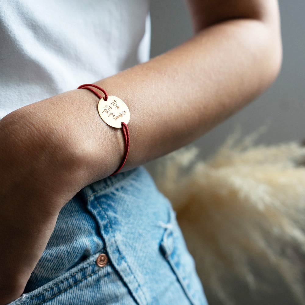 Médaille personnalisée de 20mm sur un bracelet, deux trous plaqués or, cordon rouge.