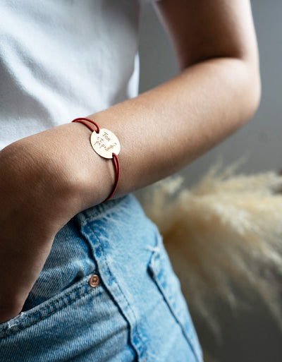Médaille personnalisée de 20mm sur un bracelet, deux trous plaqués or, cordon rouge.