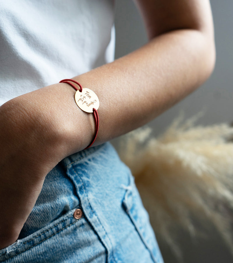 Médaille personnalisée de 20mm sur un bracelet, deux trous plaqués or, cordon rouge.