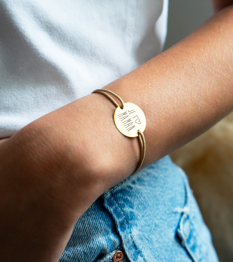 Medaille gravee je t'aime maman sur un cordon beige