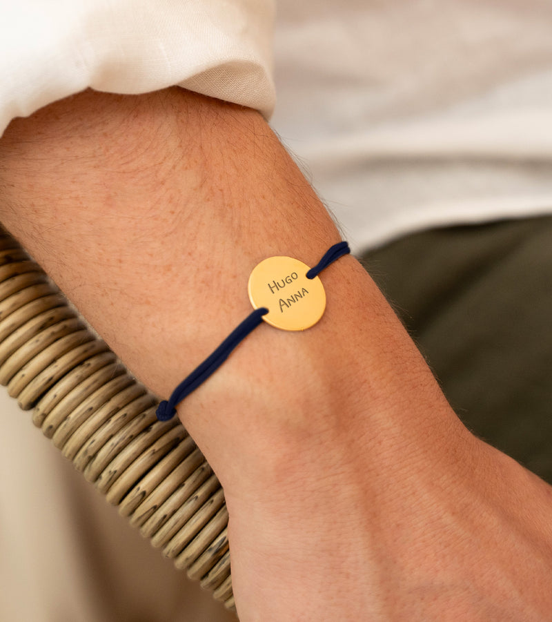 Optez pour un bracelet personnalisé : médaille de 20mm, plaqué or, deux trous, cordon bleu marine.