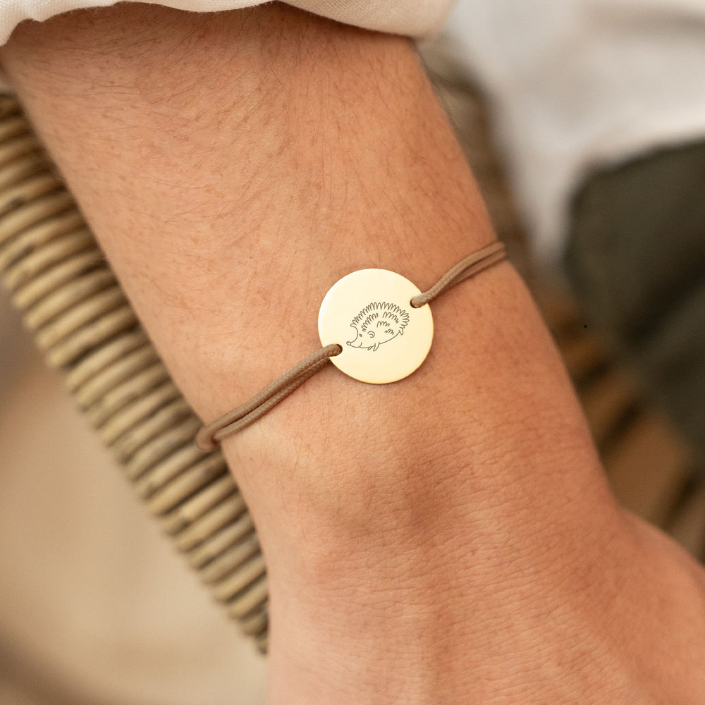 Un bracelet unique : médaille personnalisée en 20mm, deux trous en plaqué or, cordon marron clair.