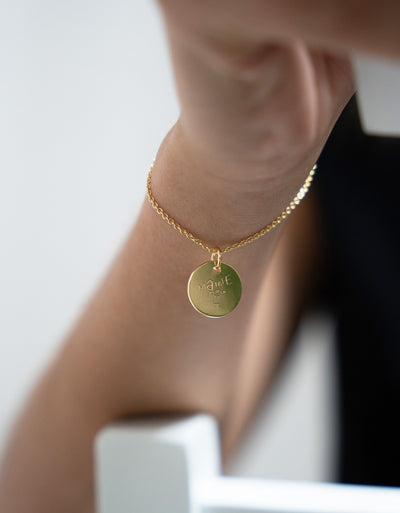 Chaîne maille en plaqué or avec médaille personnalisée de 15mm, pour un look original.