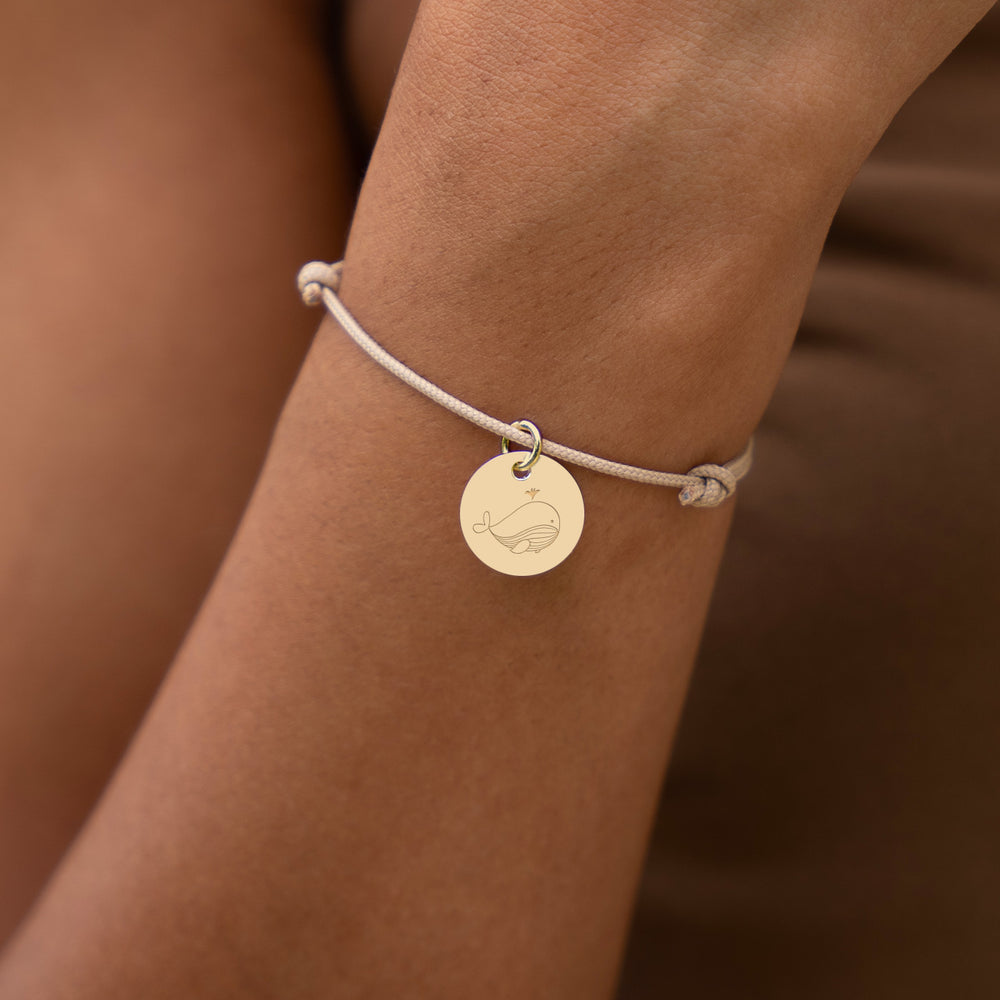 Sublimez votre poignet avec ce Bracelet Personnalisé Médaille 15mm Plaqué Or sur Cordon Beige.