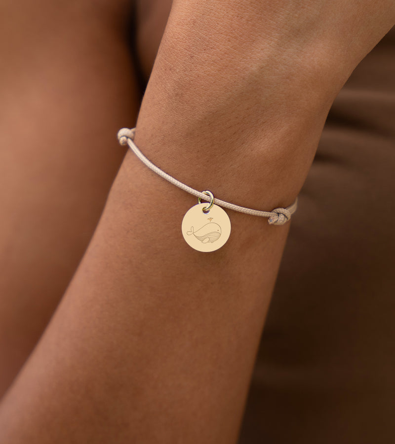 Sublimez votre poignet avec ce Bracelet Personnalisé Médaille 15mm Plaqué Or sur Cordon Beige.