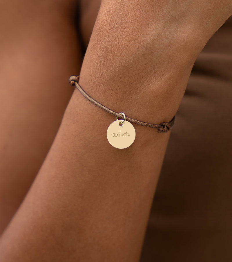 Bracelet en plaqué or avec médaille de 15mm et cordon marron clair, sur mesure.