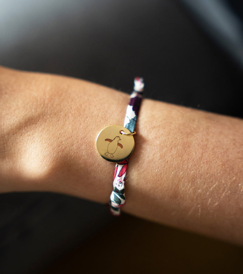 Affirmez votre élégance avec ce splendide Bracelet Personnalisé Médaille 15mm Plaqué Or, agrémenté d'une délicate médaille. Le lien Liberty Jacinthe ajoute une touche de vivacité.