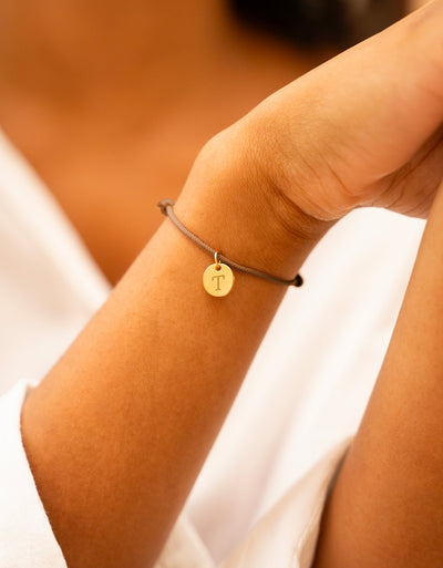 Bracelet personnalisé en plaqué or avec médaille sur cordon brun clair