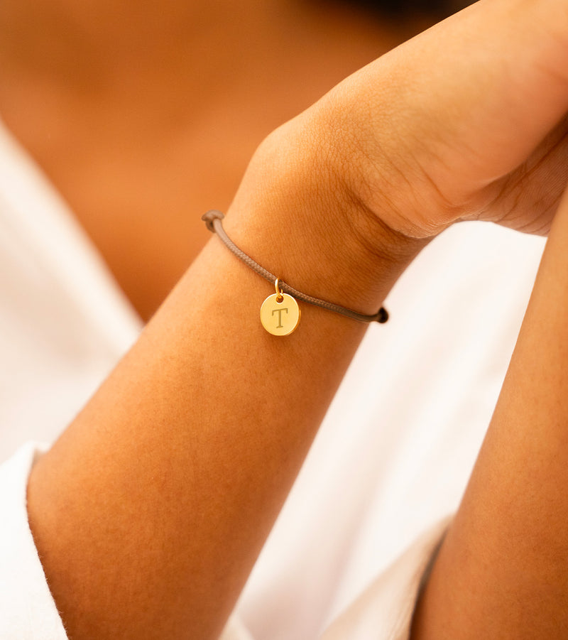 Bracelet personnalisé en plaqué or avec médaille sur cordon brun clair