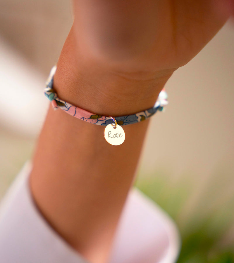 Bracelet en Liberty Hortensia avec médaille plaquée or de 10mm. Une façon élégante d'accessoiriser votre style.