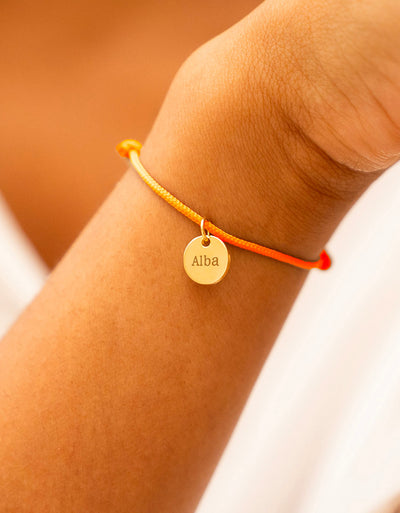 Médaille plaquée or de 10 mm sur un cordon vibrant orange fluo.