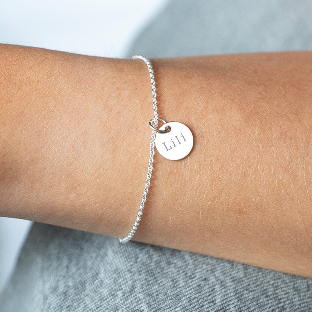 Bracelet avec médaille argentée 10mm. Un bijou étincelant pour votre tenue