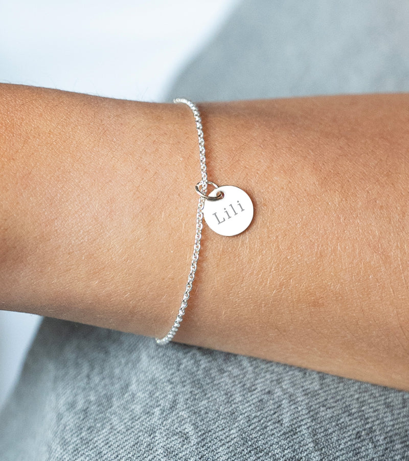 Bracelet avec médaille argentée 10mm. Un bijou étincelant pour votre tenue