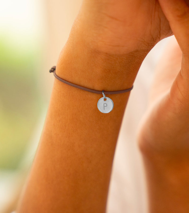 Bijou argenté avec médaille 10mm personnalisée, sur cordon marron clair, pour une allure distinguée et élégante.