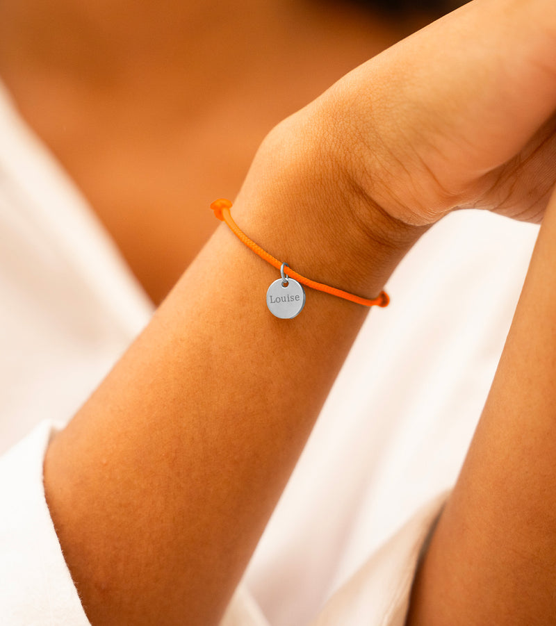Bracelet personnalisé, médaille argentée de 10mm, cordon orange fluo, accessoire tendance.