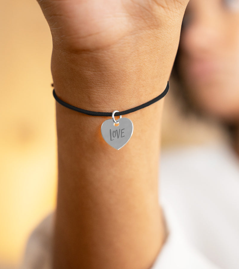 Un bracelet cordon noir avec un coeur en argent de 15mm, pour un style élégant.