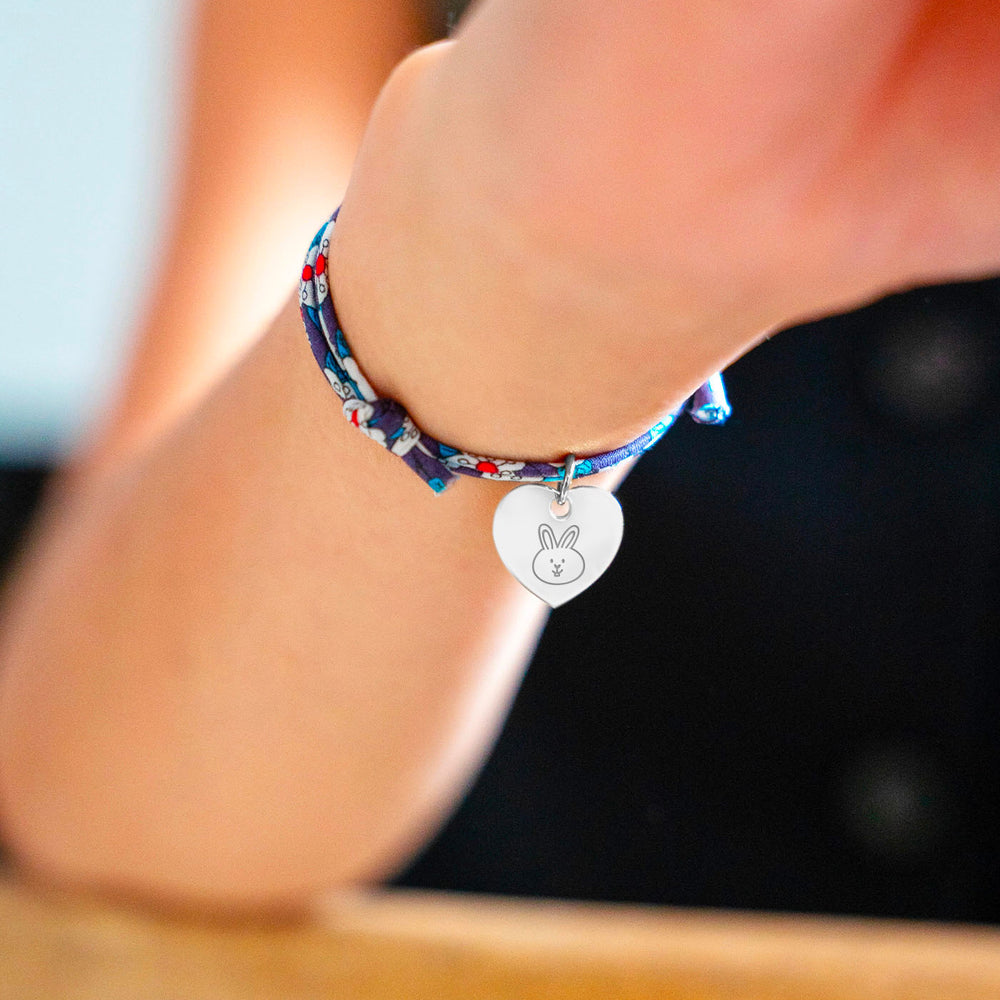 Un bijou unique, un bracelet cœur argenté de 15mm, agrémenté d'un délicat lien Liberty Iris.