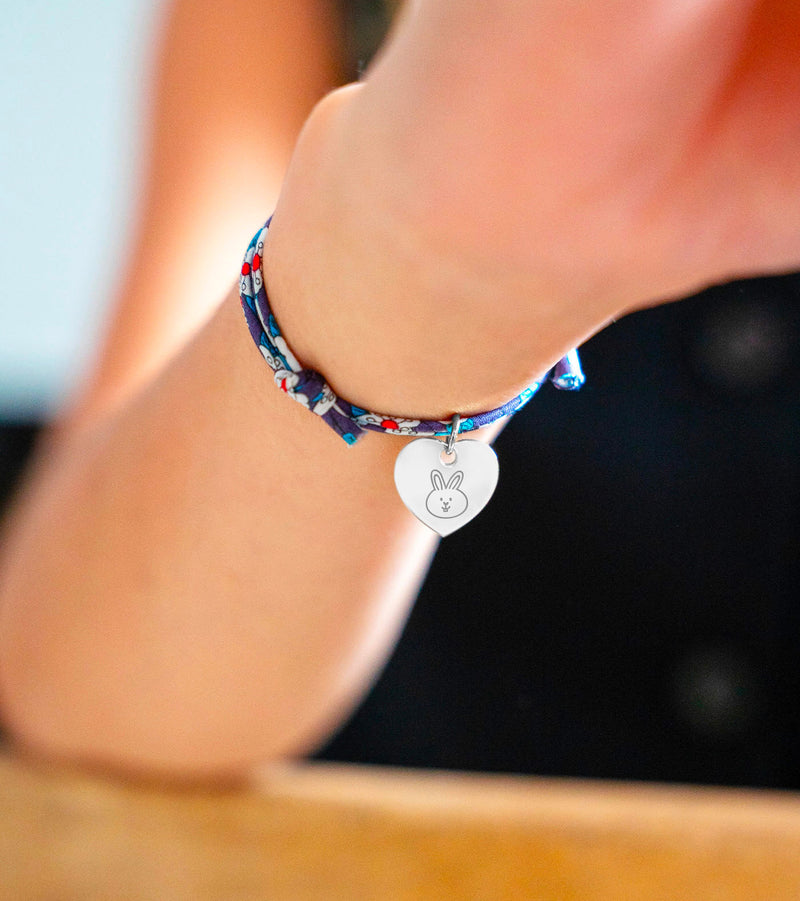 Un bijou unique, un bracelet cœur argenté de 15mm, agrémenté d'un délicat lien Liberty Iris.