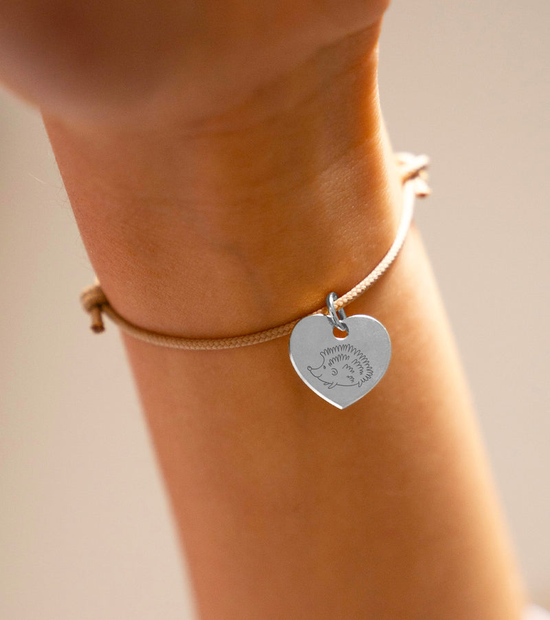 Charmant bracelet argenté, coeur cordon beige