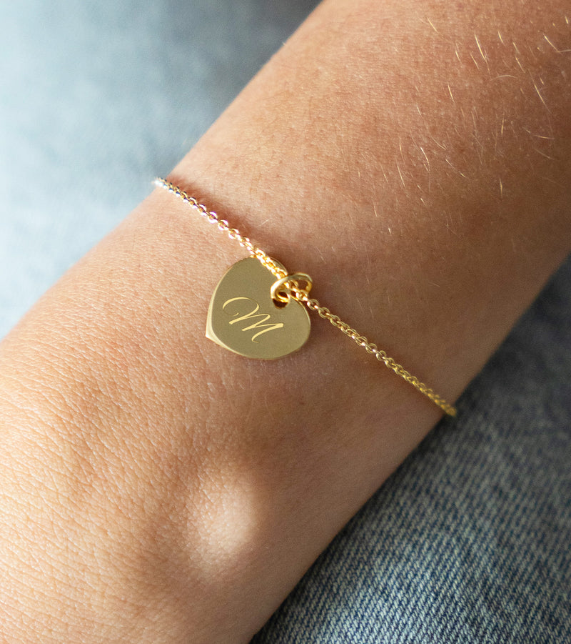 Un bracelet en forme de cœur brillant, parfait pour ajouter une touche d'élégance à votre look.