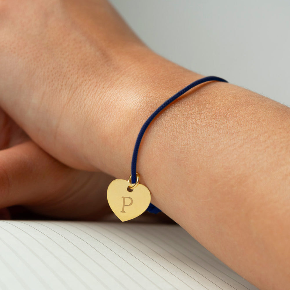 Un bracelet en cordon bleu marine, orné d'un cœur plaqué or de 15mm.