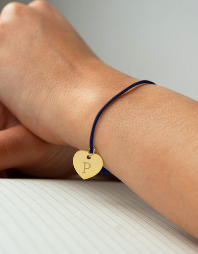 Un bracelet en cordon bleu marine, orné d'un cœur plaqué or de 15mm.