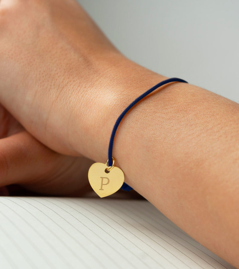 Un bracelet en cordon bleu marine, orné d'un cœur plaqué or de 15mm.