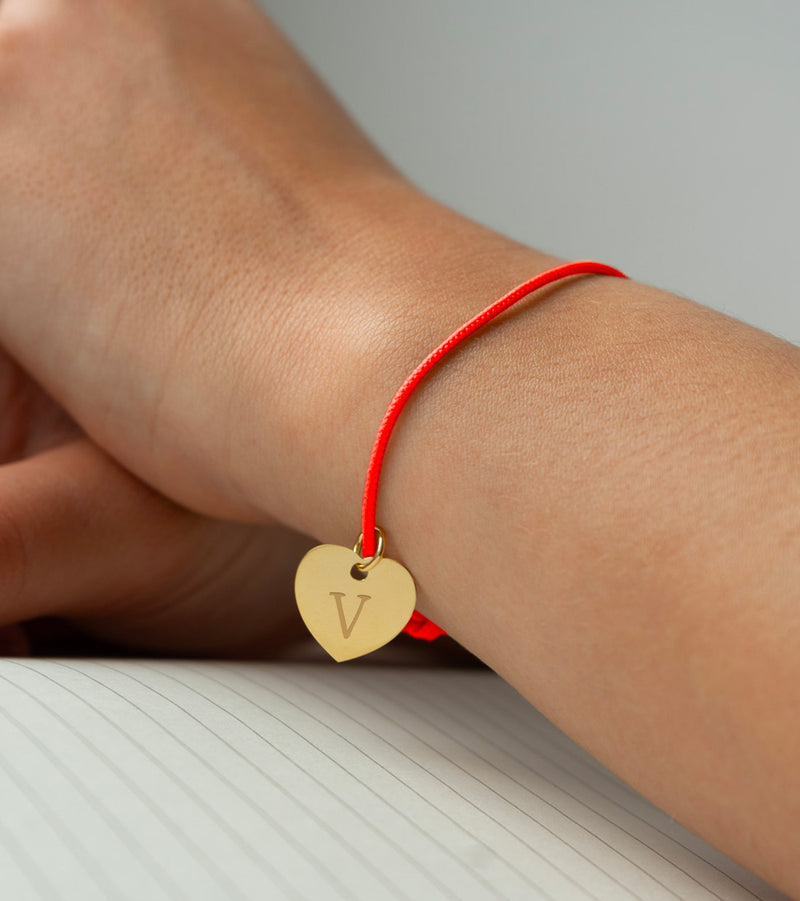 Un bracelet orné d'un cœur en plaqué or de 15mm, sublimé par un cordon orange fluo vibrant.