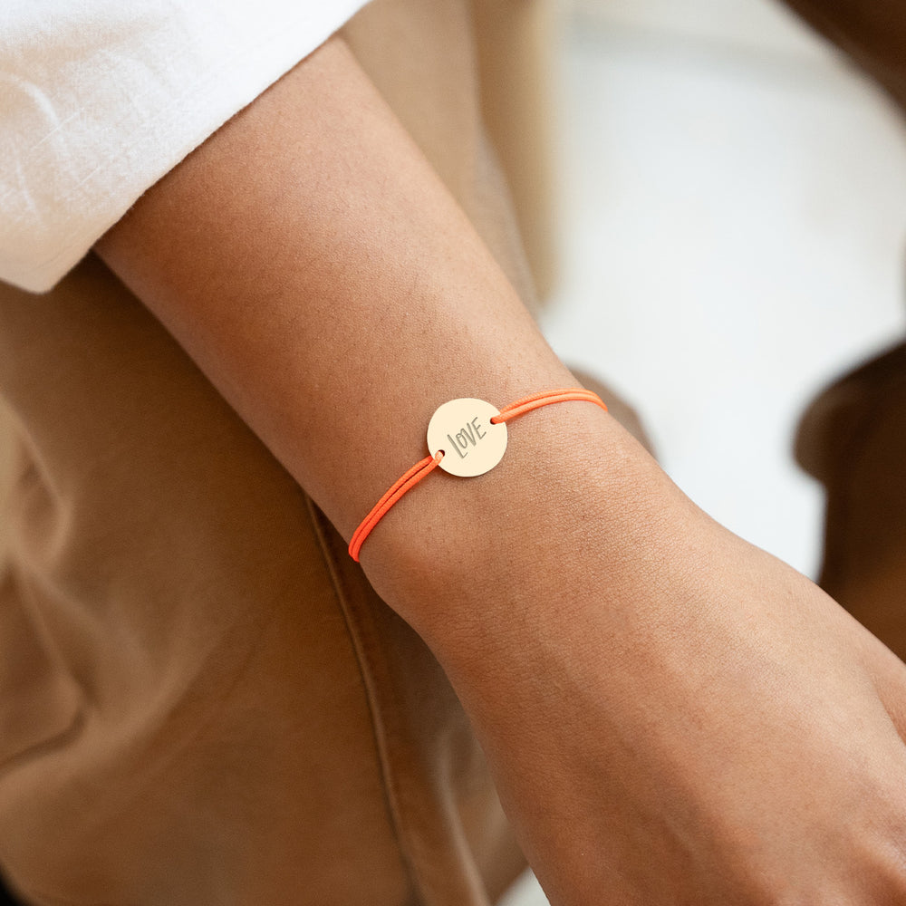 Bracelet Personnalisé orné d'une Médaille 15mm en Plaqué Or et d'un Cordon orange fluo.