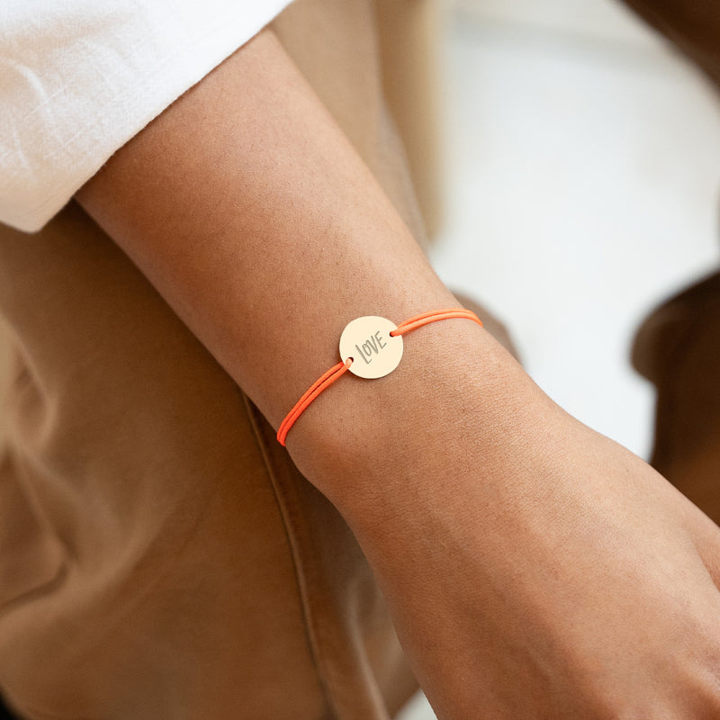 Bracelet Personnalisé orné d'une Médaille 15mm en Plaqué Or et d'un Cordon orange fluo.
