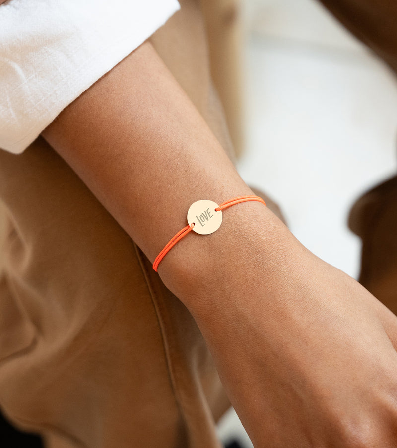 Bracelet Personnalisé orné d'une Médaille 15mm en Plaqué Or et d'un Cordon orange fluo.