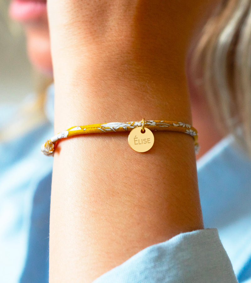 Bracelet personnalisé avec médaille 10mm en plaqué or, entouré de Liberty Clivia.
