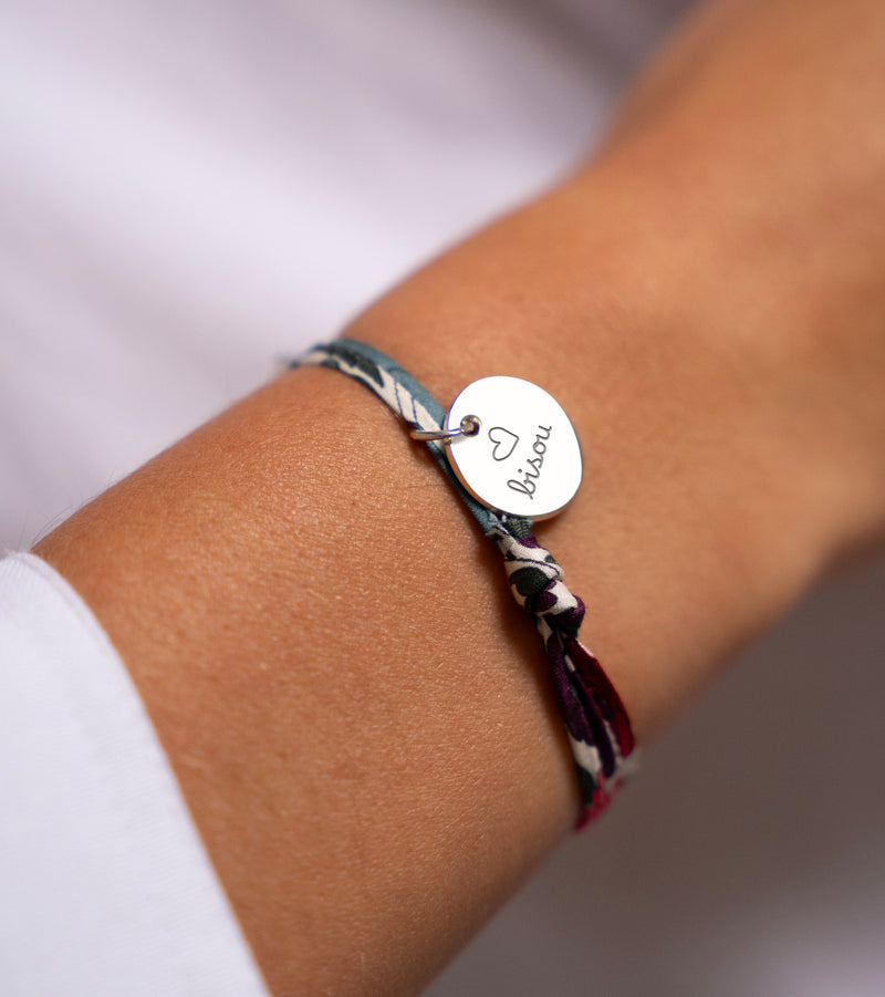 Bracelet argenté personnalisé avec médaille 15mm, rehaussé d'un charmant lien Liberty Jacinthe.