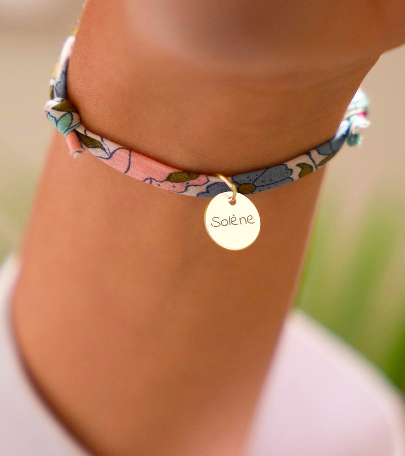 Bracelet Liberty Hortensia orné d'une médaille plaquée or de 10mm. Parfait pour une allure raffinée au quotidien.