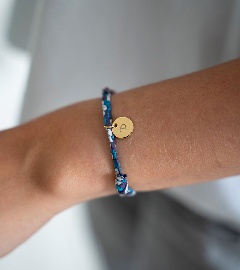 Bracelet Personnalisé Médaille 10mm Plaqué Or. Médaille Plaqué Or sur Lien Liberty Iris, un bijou raffiné.