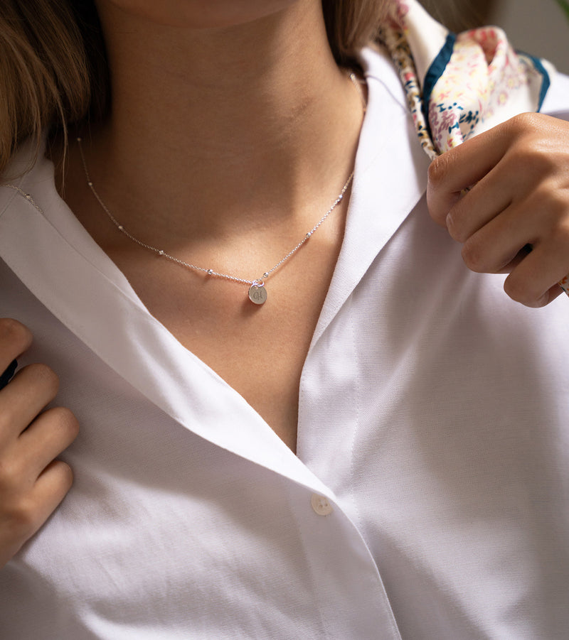 Un pendentif personnalisé en argent, une touche d'originalité à votre style.