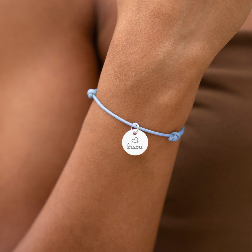 Bracelet personnalisé en argent avec médaille de 15mm sur cordon bleu pastel. Accessoire chic pour exprimer votre style unique.