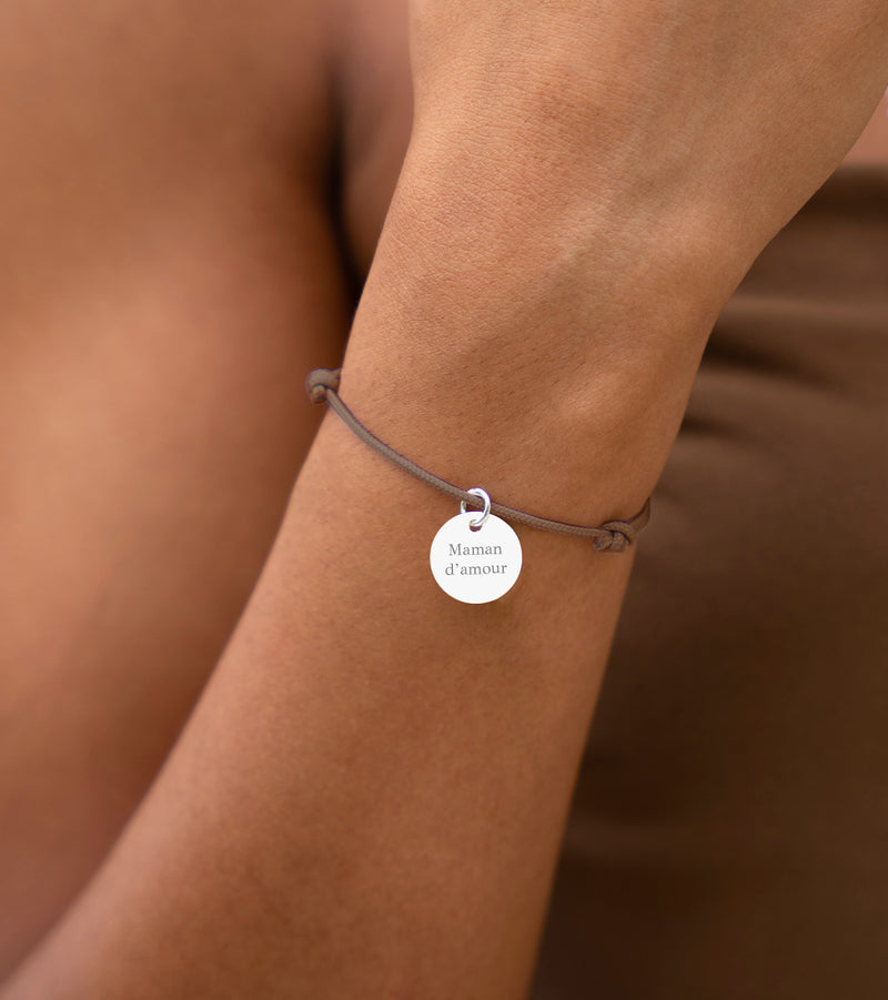 Bracelet personnalisé en argent avec une médaille de 15mm et un cordon marron clair, pour un style unique.