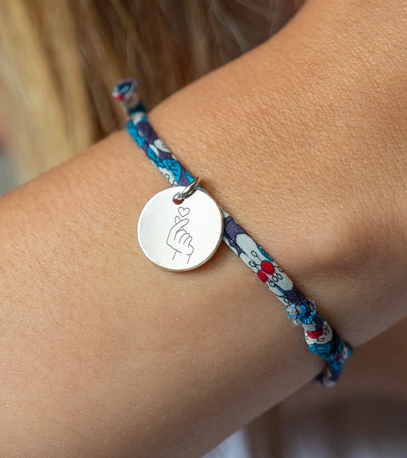 Bracelet en argent avec une médaille de 15mm, agrémenté d'un lien Liberty iris.
