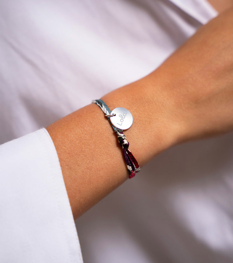 Bracelet en argent avec médaille 15mm personnalisée, agrémenté d'un lien Liberty Jacinthe.