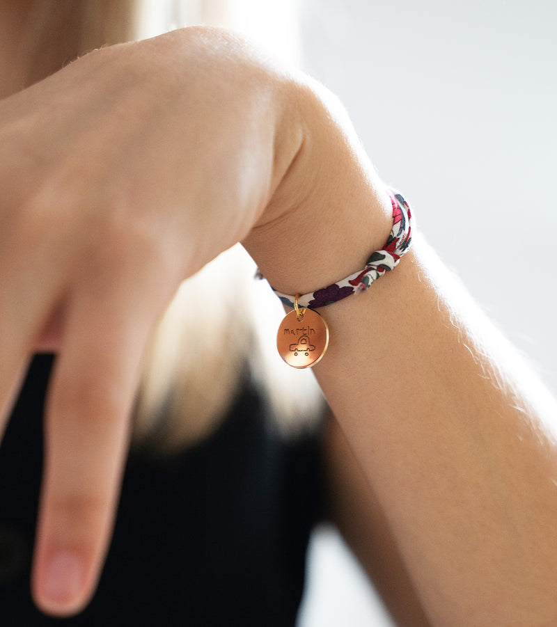 Exprimez votre style unique avec ce superbe Bracelet Personnalisé Médaille 15mm Plaqué Or, rehaussé d'une charmante médaille. Le lien Liberty Jacinthe apporte une touche de dynamisme.