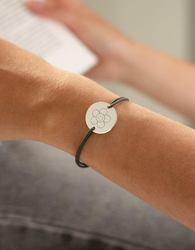 bracelet médaille 20mm, deux trous argent, sur cordon kaki, pour une touche de style.