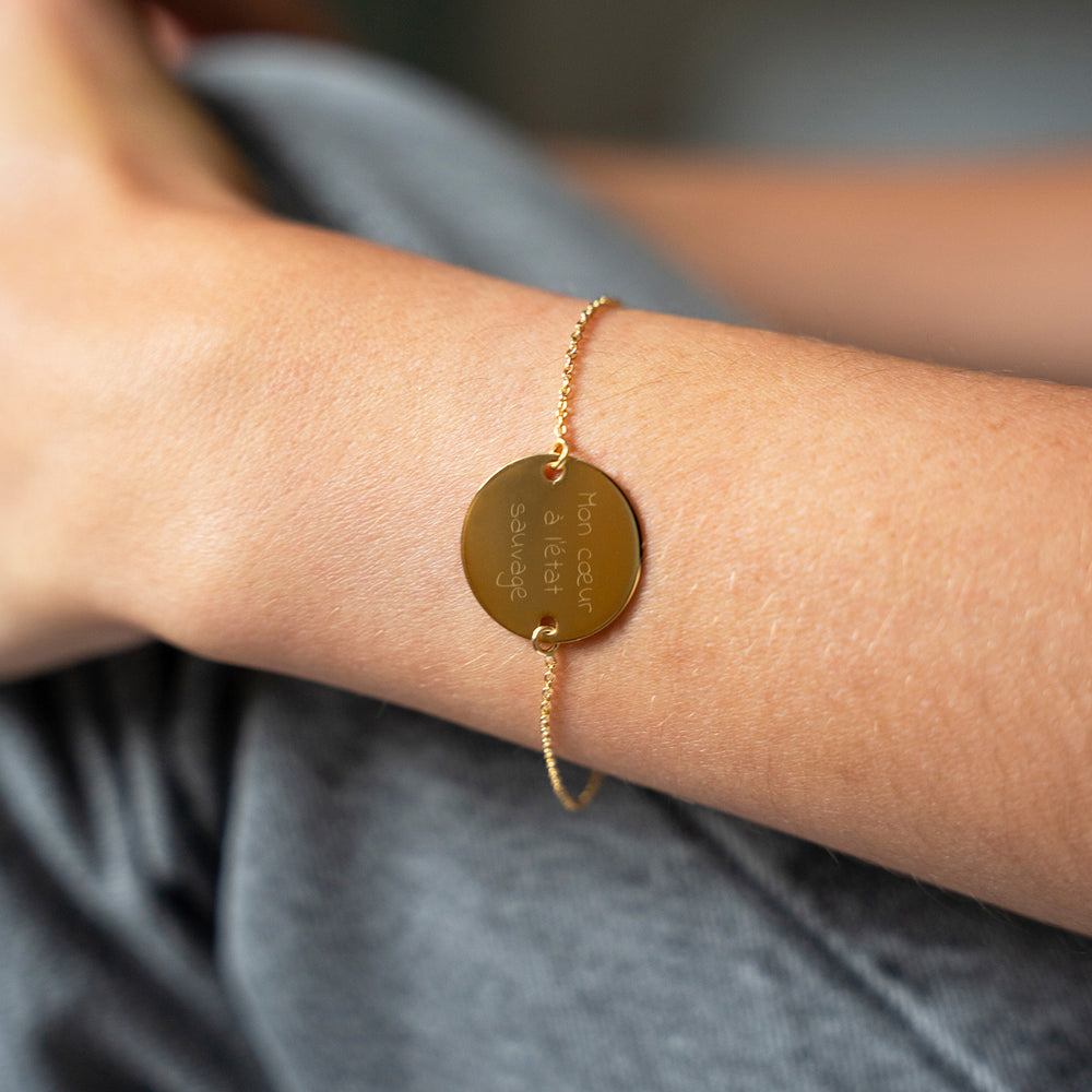 Bracelet médaille personnalisé en 20mm, agrémenté de deux trous en plaqué or et d'une chaîne en maille.