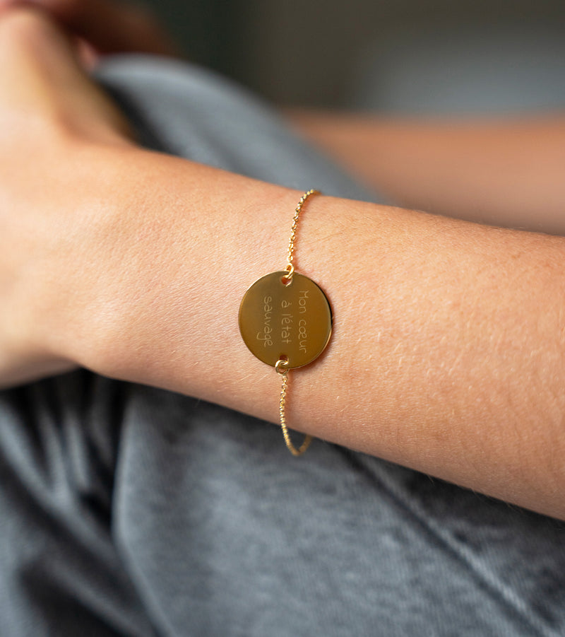 Bracelet médaille personnalisé en 20mm, agrémenté de deux trous en plaqué or et d'une chaîne en maille.