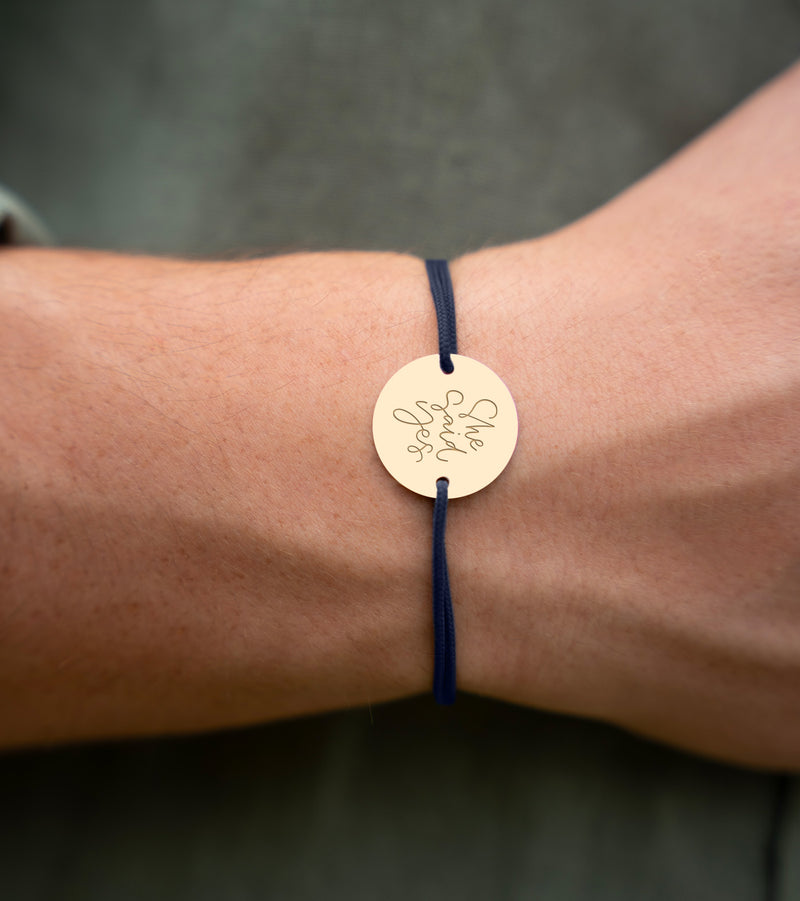Personnalisez votre bracelet avec une médaille de 20mm, deux trous plaqués or, et un cordon bleu marine.