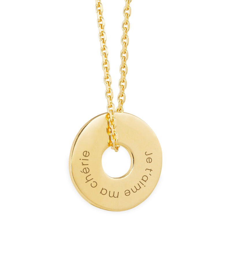 Ce pendentif en plaqué or de 15mm, façonné en forme de cible, se distingue par sa personnalisation.