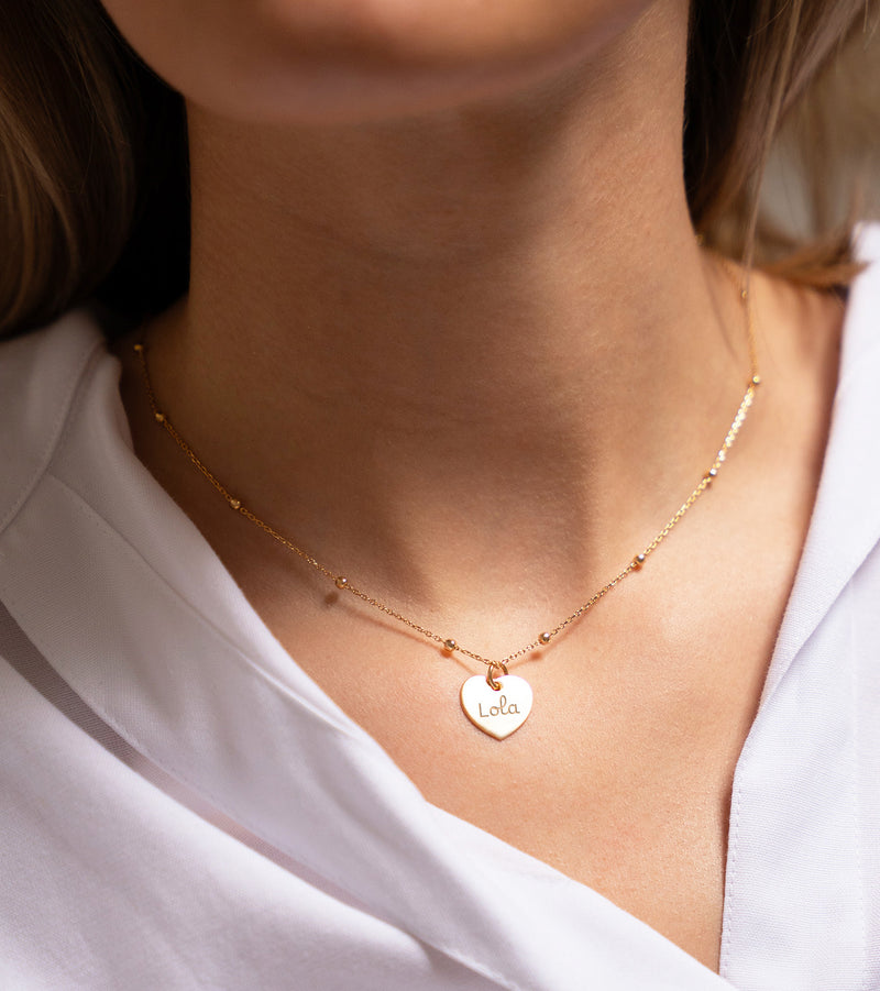 Un pendentif en forme de cœur, de 15 mm, orné d'un placage en or étincelant. 